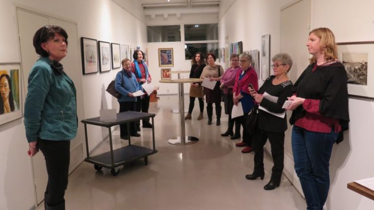 Kaamos kaatuu taidenäyttelyssä